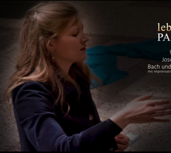 Bild von Ella Rosenberg beim Dirigieren der lebendigen Passion