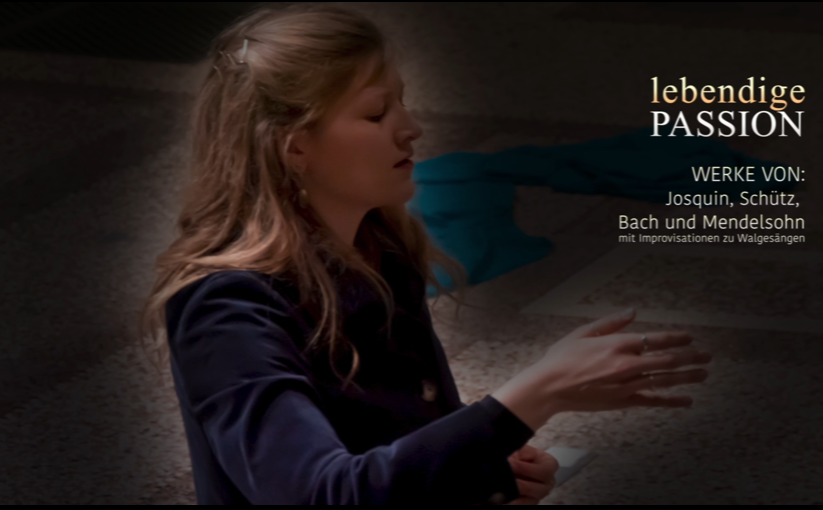 Bild von Ella Rosenberg beim Dirigieren der lebendigen Passion